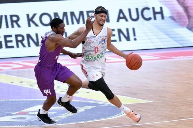 Nick Weiler-Babb (FC Bayern Muenchen) (am Ball), Kamar Baldwin (BG Goettingen) (L) , Basketball, Bundesliga, BBL, BG Goettingen - FC Bayern Muenchen, 21.11.2021, BG Goettingen - FC Bayern Muenchen, Basketball, Bundesliga, GER, BBL, 21.11.2021 Goettingen Copyright: xEibner-Pressefotox-xRolandxSippelx