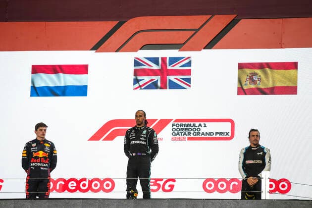 Podium, VERSTAPPEN Max (ned), Red Bull Racing Honda RB16B, HAMILTON Lewis (gbr), Mercedes AMG F1 GP W12 E Performance, ALONSO Fernando (spa), Alpine F1 A521, portrait during the Formula 1 Ooredoo Qatar Grand Prix 2021, 20th round of the 2021 FIA Formula One World Championship, WM, Weltmeisterschaft from November 19 to 21, 2021 on the Losail International Circuit, in Lusail, Qatar - F1 - QATAR GRAND PRIX 2021 - RACE DPPI Panoramic 00121042_FGO06617.JPG_