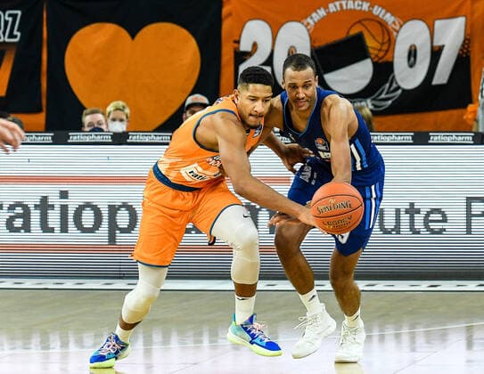 GER, BBL, ratiopharm ulm vs ALBA Berlin 21.11.2021, ratiopharm arena, Neu-Ulm, GER, BBL, ratiopharm ulm vs ALBA Berlin, im Bild Karim Jallow (Ulm, 35) erkämpft sich den Ball gegen Louis Olinde (Berlin, 19)