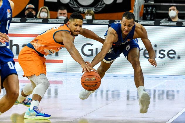 GER, BBL, ratiopharm ulm vs ALBA Berlin 21.11.2021, ratiopharm arena, Neu-Ulm, GER, BBL, ratiopharm ulm vs ALBA Berlin, im Bild Karim Jallow (Ulm, 35) erkämpft sich den Ball gegen Louis Olinde (Berlin, 19)