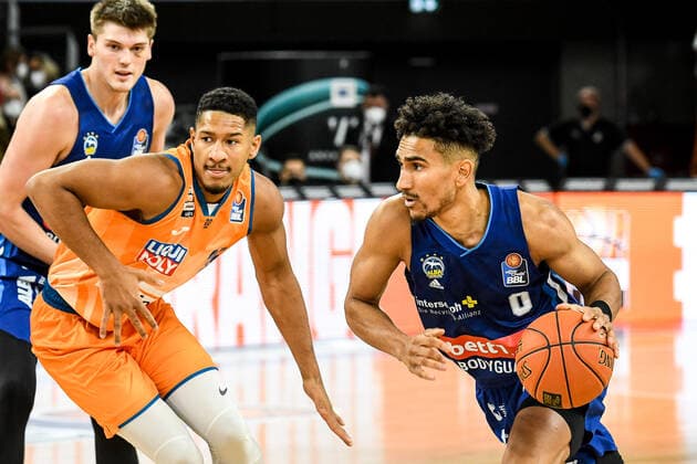 GER, BBL, ratiopharm ulm vs ALBA Berlin 21.11.2021, ratiopharm arena, Neu-Ulm, GER, BBL, ratiopharm ulm vs ALBA Berlin, im Bild Karim Jallow (Ulm, 35), Maodo Lo (Berlin, 0)