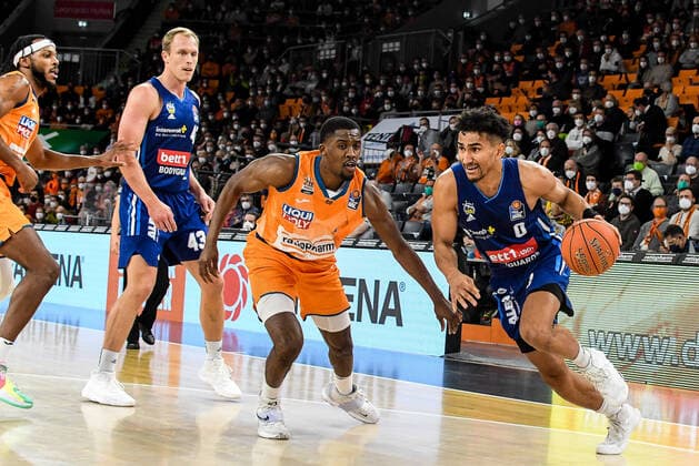 GER, BBL, ratiopharm ulm vs ALBA Berlin 21.11.2021, ratiopharm arena, Neu-Ulm, GER, BBL, ratiopharm ulm vs ALBA Berlin, im Bild Luke Sikma (Berlin, 43), Semaj Christon (Ulm, 0), Maodo Lo (Berlin, 0)