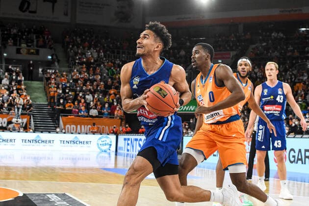 GER, BBL, ratiopharm ulm vs ALBA Berlin 21.11.2021, ratiopharm arena, Neu-Ulm, GER, BBL, ratiopharm ulm vs ALBA Berlin, im Bild Semaj Christon (Ulm, 0), Maodo Lo (Berlin, 0) geht zum Korb