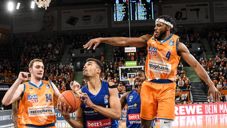 GER, BBL, ratiopharm ulm vs ALBA Berlin 21.11.2021, ratiopharm arena, Neu-Ulm, GER, BBL, ratiopharm ulm vs ALBA Berlin, im Bild Philipp Herkenhoff (Ulm, 14), Oscar da Silva (Berlin, 1), Jaron Blossomgame (Ulm, 4)