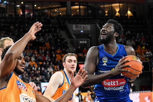 GER, BBL, ratiopharm ulm vs ALBA Berlin 21.11.2021, ratiopharm arena, Neu-Ulm, GER, BBL, ratiopharm ulm vs ALBA Berlin, im Bild Cristiano Felicio (Ulm, 1), Philipp Herkenhoff (Ulm, 14), Jean Marc Christ Koumadje (Berlin, 21)