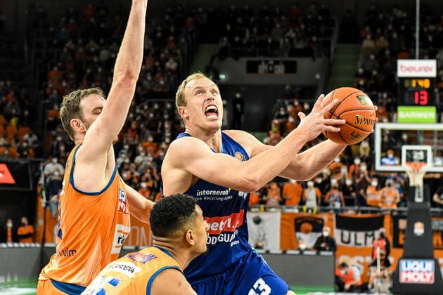 GER, BBL, ratiopharm ulm vs ALBA Berlin 21.11.2021, ratiopharm arena, Neu-Ulm, GER, BBL, ratiopharm ulm vs ALBA Berlin, im Bild Luke Sikma (Berlin, 43) setzt sich gegen Philipp Herkenhoff (Ulm, 14) durch
