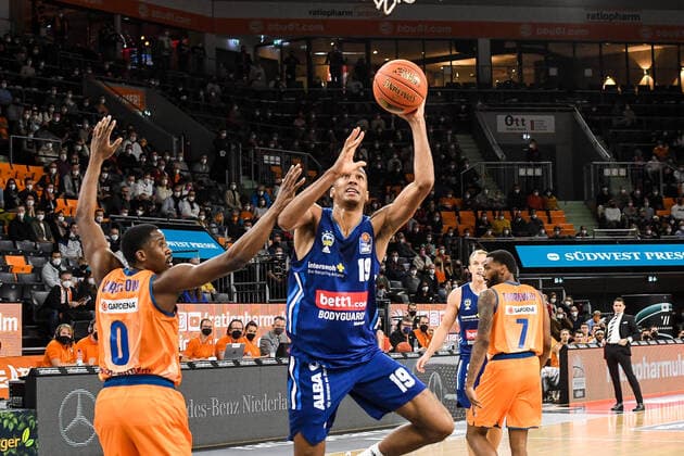 GER, BBL, ratiopharm ulm vs ALBA Berlin 21.11.2021, ratiopharm arena, Neu-Ulm, GER, BBL, ratiopharm ulm vs ALBA Berlin, im Bild Semaj Christon (Ulm, 0), Louis Olinde (Berlin, 19)