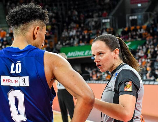 GER, BBL, ratiopharm ulm vs ALBA Berlin 21.11.2021, ratiopharm arena, Neu-Ulm, GER, BBL, ratiopharm ulm vs ALBA Berlin, im Bild Maodo Lo (Berlin, 0), Schiedsrichterin Anne Panther
