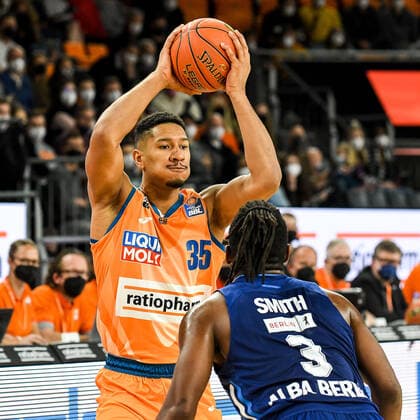 GER, BBL, ratiopharm ulm vs ALBA Berlin 21.11.2021, ratiopharm arena, Neu-Ulm, GER, BBL, ratiopharm ulm vs ALBA Berlin, im Bild Karim Jallow (Ulm, 35), Jaleen Smith (Berlin, 3)