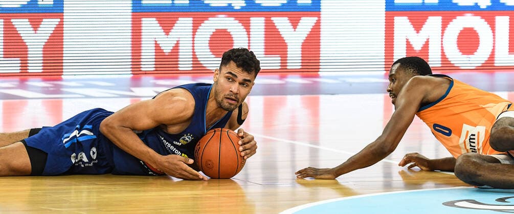 GER, BBL, ratiopharm ulm vs ALBA Berlin 21.11.2021, ratiopharm arena, Neu-Ulm, GER, BBL, ratiopharm ulm vs ALBA Berlin, im Bild Louis Olinde (Berlin, 19) erobert den Ball am Boden gegen Semaj Christon (Ulm, 0)