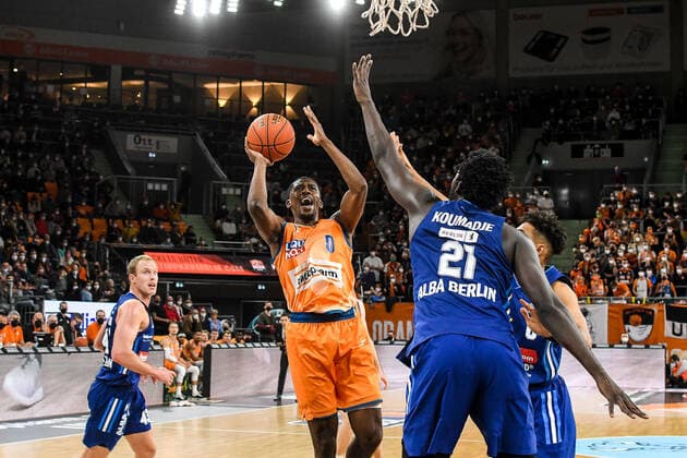 GER, BBL, ratiopharm ulm vs ALBA Berlin 21.11.2021, ratiopharm arena, Neu-Ulm, GER, BBL, ratiopharm ulm vs ALBA Berlin, im Bild Semaj Christon (Ulm, 0) geht entschlossen zum Korb und punktet gegen Jean Marc Christ Koumadje (Berlin, 21), im Hintergrund Luke Sikma (Berlin, 43)