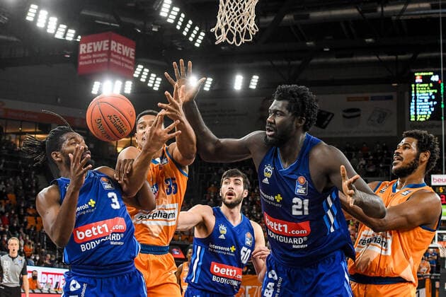 GER, BBL, ratiopharm ulm vs ALBA Berlin 21.11.2021, ratiopharm arena, Neu-Ulm, GER, BBL, ratiopharm ulm vs ALBA Berlin, im Bild Kampf um den Rebound, Jaleen Smith (Berlin, 3), Jean Marc Christ Koumadje (Berlin, 21), Cristiano Felicio (Ulm, 1), im Hintergund (Bildmitte) Yovel Zoosman (Berlin, 50)