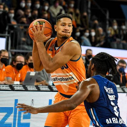 GER, BBL, ratiopharm ulm vs ALBA Berlin 21.11.2021, ratiopharm arena, Neu-Ulm, GER, BBL, ratiopharm ulm vs ALBA Berlin, im Bild Karim Jallow (Ulm, 35), Jaleen Smith (Berlin, 3)
