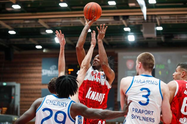 GER, Würzburg, s.Oliver Arena, 21.11.2021, emspor, emonline, despor, deonline, s.Oliver Wuerzburg vs. Fraport Skyliners Frankfurt, easyCredit BBL, 8. Spieltag Bild: v. l. Will Cherry (Fraport Skyliners Frankfurt), William Buford (s.Oliver Wuerzburg), Matt Haarms (Fraport Skyliners Frankfurt) und Filip Stanic (s.Oliver Wuerzburg) Copyright: HMBxMedia JulienxBecker