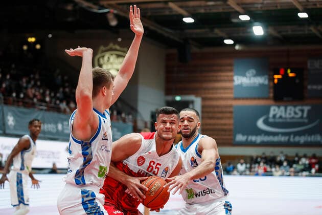 GER, Würzburg, s.Oliver Arena, 21.11.2021, emspor, emonline, despor, deonline, s.Oliver Wuerzburg vs. Fraport Skyliners Frankfurt, easyCredit BBL, 8. Spieltag Bild: v. l. Lorenz Brenneke (Fraport Skyliners Frankfurt), Filip Stanic (s.Oliver Wuerzburg) und Rasheed Moore (Fraport Skyliners Frankfurt) Copyright: HMBxMedia JulienxBecker