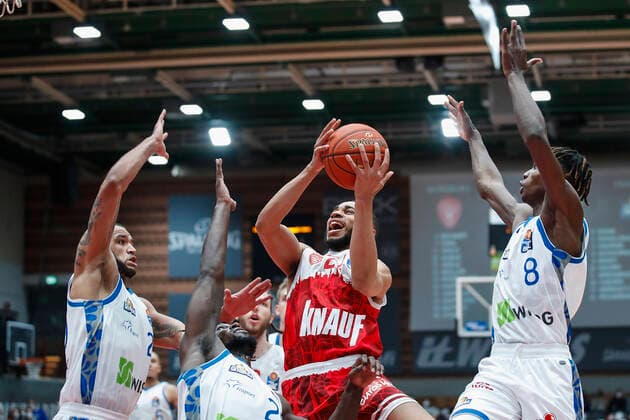 GER, Würzburg, s.Oliver Arena, 21.11.2021, emspor, emonline, despor, deonline, s.Oliver Wuerzburg vs. Fraport Skyliners Frankfurt, easyCredit BBL, 8. Spieltag Bild: v. l. Rasheed Moore (Fraport Skyliners Frankfurt), Will Cherry (Fraport Skyliners Frankfurt), Cameron Hunt (s.Oliver Wuerzburg) und Brancou Badio (Fraport Skyliners Frankfurt) Copyright: HMBxMedia JulienxBecker