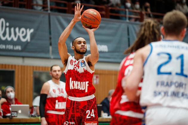 GER, Würzburg, s.Oliver Arena, 21.11.2021, emspor, emonline, despor, deonline, s.Oliver Wuerzburg vs. Fraport Skyliners Frankfurt, easyCredit BBL, 8. Spieltag Bild: Cameron Hunt (s.Oliver Wuerzburg) mit dem Dreier Copyright: HMBxMedia JulienxBecker