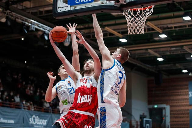 GER, Würzburg, s.Oliver Arena, 21.11.2021, emspor, emonline, despor, deonline, s.Oliver Wuerzburg vs. Fraport Skyliners Frankfurt, easyCredit BBL, 8. Spieltag Bild: v. l. Lorenz Brenneke (Fraport Skyliners Frankfurt), Craig Moller (s.Oliver Wuerzburg) und Matt Haarms (Fraport Skyliners Frankfurt) Copyright: HMBxMedia JulienxBecker