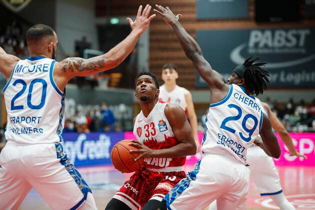 GER, Würzburg, s.Oliver Arena, 21.11.2021, emspor, emonline, despor, deonline, s.Oliver Wuerzburg vs. Fraport Skyliners Frankfurt, easyCredit BBL, 8. Spieltag Bild: v. l. Rasheed Moore (Fraport Skyliners Frankfurt), Kerron Johnson (s.Oliver Wuerzburg) und Will Cherry (Fraport Skyliners Frankfurt) Copyright: HMBxMedia JulienxBecker