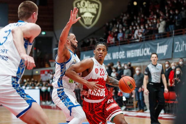 GER, Würzburg, s.Oliver Arena, 21.11.2021, emspor, emonline, despor, deonline, s.Oliver Wuerzburg vs. Fraport Skyliners Frankfurt, easyCredit BBL, 8. Spieltag Bild: v. l. Rasheed Moore (Fraport Skyliners Frankfurt) gegen Desi Rodriguez (s.Oliver Wuerzburg) Copyright: HMBxMedia JulienxBecker
