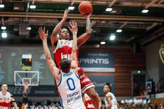 GER, Würzburg, s.Oliver Arena, 21.11.2021, emspor, emonline, despor, deonline, s.Oliver Wuerzburg vs. Fraport Skyliners Frankfurt, easyCredit BBL, 8. Spieltag Bild: v. l. Lukas Wank (Fraport Skyliners Frankfurt) gegen Desi Rodriguez (s.Oliver Wuerzburg) Copyright: HMBxMedia JulienxBecker