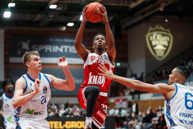 GER, Würzburg, s.Oliver Arena, 21.11.2021, emspor, emonline, despor, deonline, s.Oliver Wuerzburg vs. Fraport Skyliners Frankfurt, easyCredit BBL, 8. Spieltag Bild: v. l. Lorenz Brenneke (Fraport Skyliners Frankfurt), Kerron Johnson (s.Oliver Wuerzburg) und Len Schoormann (Fraport Skyliners Frankfurt) Copyright: HMBxMedia JulienxBecker