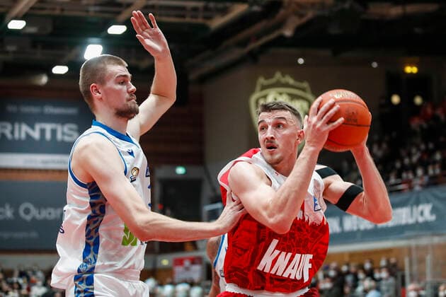 GER, Würzburg, s.Oliver Arena, 21.11.2021, emspor, emonline, despor, deonline, s.Oliver Wuerzburg vs. Fraport Skyliners Frankfurt, easyCredit BBL, 8. Spieltag Bild: v. l. Matt Haarms (Fraport Skyliners Frankfurt) gegen Tomasz Gielo (s.Oliver Wuerzburg) Copyright: HMBxMedia JulienxBecker