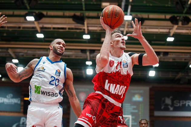 GER, Würzburg, s.Oliver Arena, 21.11.2021, emspor, emonline, despor, deonline, s.Oliver Wuerzburg vs. Fraport Skyliners Frankfurt, easyCredit BBL, 8. Spieltag Bild: v. l. Rasheed Moore (Fraport Skyliners Frankfurt) gegen Tomasz Gielo (s.Oliver Wuerzburg) Copyright: HMBxMedia JulienxBecker