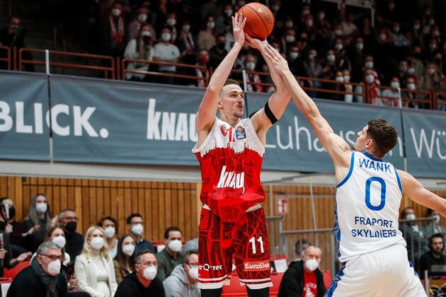 GER, Würzburg, s.Oliver Arena, 21.11.2021, emspor, emonline, despor, deonline, s.Oliver Wuerzburg vs. Fraport Skyliners Frankfurt, easyCredit BBL, 8. Spieltag Bild: v. l. Tomasz Gielo (s.Oliver Wuerzburg) gegen Lukas Wank (Fraport Skyliners Frankfurt) Copyright: HMBxMedia JulienxBecker