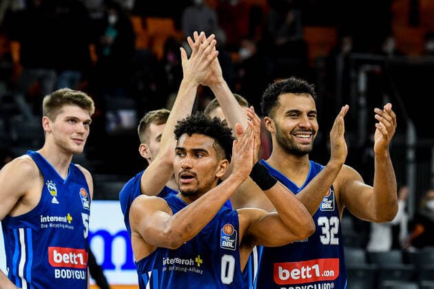 GER, BBL, ratiopharm ulm vs ALBA Berlin 21.11.2021, ratiopharm arena, Neu-Ulm, GER, BBL, ratiopharm ulm vs ALBA Berlin, im Bild Maodo Lo (Berlin, 0) und Johannes Thiemann (Berlin, 32) freuen sich nach Spielende, Applaus für mitgereiste Fans