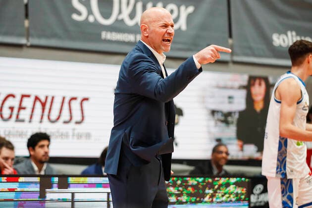 GER, Würzburg, s.Oliver Arena, 21.11.2021, emspor, emonline, despor, deonline, s.Oliver Wuerzburg vs. Fraport Skyliners Frankfurt, easyCredit BBL, 8. Spieltag Bild: Head-Coach Denis Wucherer (s.Oliver Wuerzburg) gibt seinen Spielern Anweisungen Copyright: HMBxMedia JulienxBecker