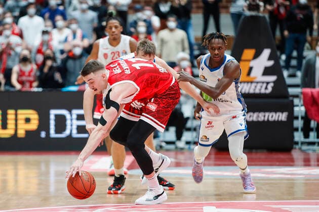 GER, Würzburg, s.Oliver Arena, 21.11.2021, emspor, emonline, despor, deonline, s.Oliver Wuerzburg vs. Fraport Skyliners Frankfurt, easyCredit BBL, 8. Spieltag Bild: v. l. Tomasz Gielo (s.Oliver Wuerzburg) mit dem Steal und Brancou Badio (Fraport Skyliners Frankfurt) Copyright: HMBxMedia JulienxBecker