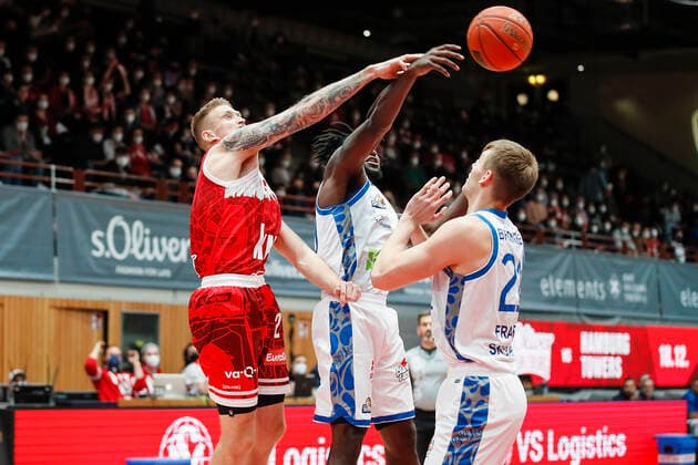 GER, Würzburg, s.Oliver Arena, 21.11.2021, emspor, emonline, despor, deonline, s.Oliver Wuerzburg vs. Fraport Skyliners Frankfurt, easyCredit BBL, 8. Spieltag Bild: v. l. Aigars Skele (s.Oliver Wuerzburg), Will Cherry (Fraport Skyliners Frankfurt) und Lorenz Brenneke (Fraport Skyliners Frankfurt) Copyright: HMBxMedia JulienxBecker