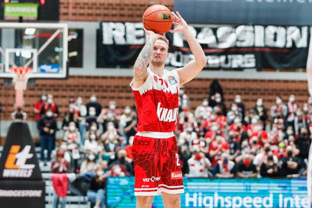 GER, Würzburg, s.Oliver Arena, 21.11.2021, emspor, emonline, despor, deonline, s.Oliver Wuerzburg vs. Fraport Skyliners Frankfurt, easyCredit BBL, 8. Spieltag Bild: Aigars Skele (s.Oliver Wuerzburg) mit dem Dreier Copyright: HMBxMedia JulienxBecker