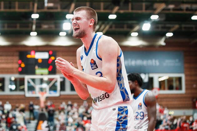 GER, Würzburg, s.Oliver Arena, 21.11.2021, emspor, emonline, despor, deonline, s.Oliver Wuerzburg vs. Fraport Skyliners Frankfurt, easyCredit BBL, 8. Spieltag Bild: Verwunderung bei Matt Haarms (Fraport Skyliners Frankfurt) Copyright: HMBxMedia JulienxBecker