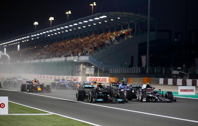 Start of the race, 44 HAMILTON Lewis (gbr), Mercedes AMG F1 GP W12 E Performance, 10 GASLY Pierre (fra), Scuderia AlphaTauri Honda AT02, action during the Formula 1 Ooredoo Qatar Grand Prix 2021, 20th round of the 2021 FIA Formula One World Championship, WM, Weltmeisterschaft from November 19 to 21, 2021 on the Losail International Circuit, in Lusail, Qatar - F1 - QATAR GRAND PRIX 2021 - RACE DPPI Panoramic F12021GP20QAT_JK235870