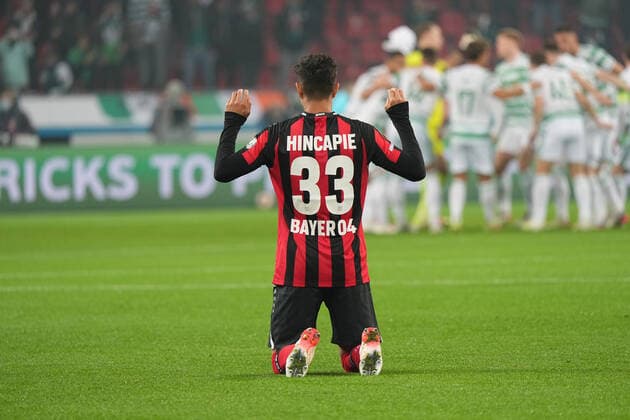 Sport Bilder des Tages GER, UEFA EL Bayer 04 Leverkusen (GER) vs. Celtic Glasgow (SOC) 25.11.2021, BayArena, Leverkusen, Europalegue, Gruppenhase, 5. Spieltag, GER, UEFA EL Bayer 04 Leverkusen (GER) vs. Celtic Glasgow (SOC), im Bild: Piero Hincapie (Leverkusen 33), kniet sich hin vor dem Spiel