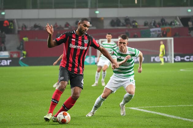GER, UEFA EL Bayer 04 Leverkusen (GER) vs. Celtic Glasgow (SOC) 25.11.2021, BayArena, Leverkusen, Europalegue, Gruppenhase, 5. Spieltag, GER, UEFA EL Bayer 04 Leverkusen (GER) vs. Celtic Glasgow (SOC), im Bild: David Turnbull (Celtic Glasgow 14), im Zweikampf gegen Jonathan Tah (Leverkusen 4),