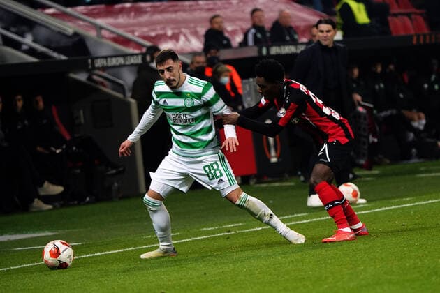 25..11..2021, Fussball , Saison 21 22, Europa League ,Gruppenphase , Gruppen G, Bayer 04 Leverkusen - FC Celtic Glasgow Bayarena Leverkusen , Josip Juanovic, ,FC Celtic Glasgow , Jeremie Frimpong, Bayer 04 Leverkusen Foto Chai von der Laage UEFA regulations prohibit any use of photographs as image sequences and or quasi-video. EDITORIAL USE ONLY