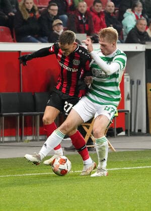 25..11..2021, Fussball , Saison 21 22, Europa League ,Gruppenphase , Gruppen G, Bayer 04 Leverkusen - FC Celtic Glasgow Bayarena Leverkusen , Florian Wirtz, , Bayer 04 Leverkusen, Stephen Welsh, Celtic, Foto Chai von der Laage UEFA regulations prohibit any use of photographs as image sequences and or quasi-video. EDITORIAL USE ONLY