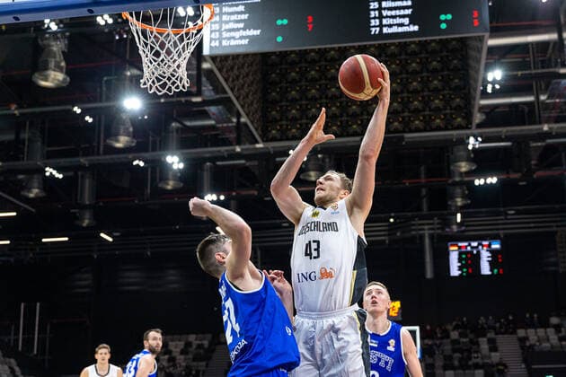 Kristian Kullamae (Estland, 77), Christian Sengfelder (Deutschland, 43) Deutschland vs. Estland, Basketball, WM Qualifikation 2023, Gruppe D, 25.11.2021 Foto:EIBNER Guener Santemiz Deutschland vs. Estland, Basketball, WM Qualifikation 2023, Gruppe D, 25.11.2021 Nuernberg Copyright: xEIBNER GuenerxSantemizx EP_GSZ