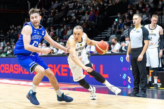 Kristian Kullamae (Estland, 77), Robin Amaize (Deutschland, 16) Deutschland vs. Estland, Basketball, WM Qualifikation 2023, Gruppe D, 25.11.2021 Foto:EIBNER Guener Santemiz Deutschland vs. Estland, Basketball, WM Qualifikation 2023, Gruppe D, 25.11.2021 Nuernberg Copyright: xEIBNER GuenerxSantemizx EP_GSZ