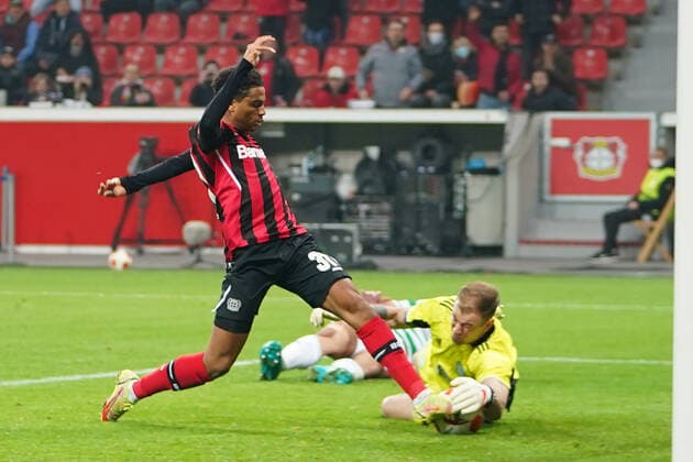GER, UEFA EL Bayer 04 Leverkusen (GER) vs. Celtic Glasgow (SOC) 25.11.2021, BayArena, Leverkusen, Europalegue, Gruppenhase, 5. Spieltag, GER, UEFA EL Bayer 04 Leverkusen (GER) vs. Celtic Glasgow (SOC), im Bild: Amine Adli (Leverkusen 31), kurz vor dem Tor wird von Joe Hart (Celtic Glasgow 15), aufgehalten