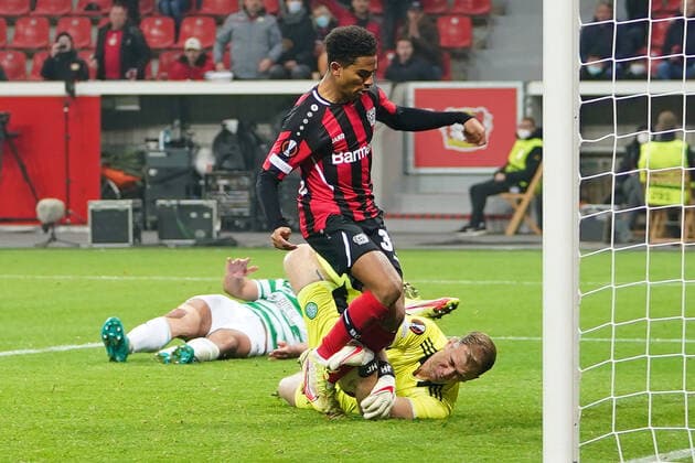 GER, UEFA EL Bayer 04 Leverkusen (GER) vs. Celtic Glasgow (SOC) 25.11.2021, BayArena, Leverkusen, Europalegue, Gruppenhase, 5. Spieltag, GER, UEFA EL Bayer 04 Leverkusen (GER) vs. Celtic Glasgow (SOC), im Bild: Amine Adli (Leverkusen 31), kurz vor dem Tor wird von Joe Hart (Celtic Glasgow 15), aufgehalten