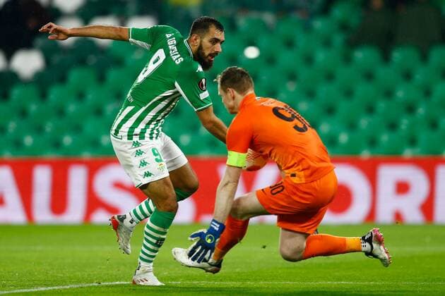 Mandatory Credit: Photo by Pressinphoto Shutterstock (12618144m) Borja Iglesias of Real Betis and Denes Dibusz of Ferencvaros Real Betis v Ferencvaros TC, UEFA Europa League 2021-2022, date 5. Football, Benito Villamarin Stadium, Sevilla, Spain - 25 Nov 2021 Editorial use only Real Betis v Ferencvaros TC, UEFA Europa League 2021-2022, date 5. Football, Benito Villamarin Stadium, Sevilla, Spain - 25 Nov 2021 Editorial use only Copyright: xPressinphoto Shutterstockx 12618144m