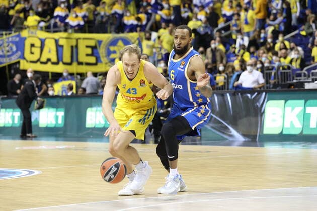 DEU, EuroLeague, ALBA vs. Maccabi Tel Aviv, 25.11.2021, Mercedes-Benz-Arena, Berlin, DEU, EuroLeague, ALBA vs. Maccabi Tel Aviv, im Bild Luke Sikma (ALBA Berlin 43), Derrick Williams (Maccabi Tel Aviv 6)