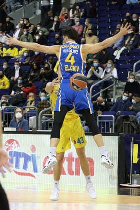 DEU, EuroLeague, ALBA vs. Maccabi Tel Aviv, 25.11.2021, Mercedes-Benz-Arena, Berlin, DEU, EuroLeague, ALBA vs. Maccabi Tel Aviv, im Bild Luke Sikma (ALBA Berlin 43), Angelo Caloiaro (Maccabi Tel Aviv 4)
