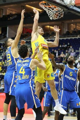 DEU, EuroLeague, ALBA vs. Maccabi Tel Aviv, 25.11.2021, Mercedes-Benz-Arena, Berlin, DEU, EuroLeague, ALBA vs. Maccabi Tel Aviv, im Bild Luke Sikma (ALBA Berlin 43), Ante Zizi (Maccabi Tel Aviv 23), Angelo Caloiaro (Maccabi Tel Aviv 4), Derrick Williams (Maccabi Tel Aviv 6)