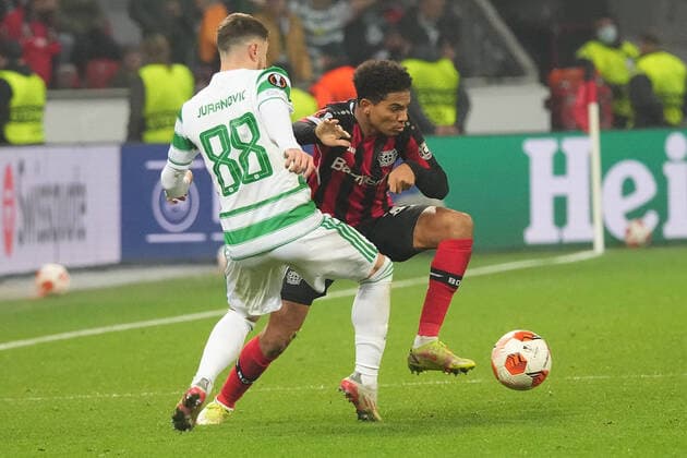 GER, UEFA EL Bayer 04 Leverkusen (GER) vs. Celtic Glasgow (SOC) 25.11.2021, BayArena, Leverkusen, Europalegue, Gruppenhase, 5. Spieltag, GER, UEFA EL Bayer 04 Leverkusen (GER) vs. Celtic Glasgow (SOC), im Bild: Josip Juranovic (Celtic Glasgow 88), im Zweikampf gegen Amine Adli (Leverkusen 31),