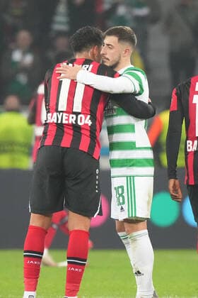 GER, UEFA EL Bayer 04 Leverkusen (GER) vs. Celtic Glasgow (SOC) 25.11.2021, BayArena, Leverkusen, Europalegue, Gruppenhase, 5. Spieltag, GER, UEFA EL Bayer 04 Leverkusen (GER) vs. Celtic Glasgow (SOC), im Bild: Nadiem Amiri (Leverkusen 11), Tom Rogic (Celtic Glasgow 18), verabschieden sich